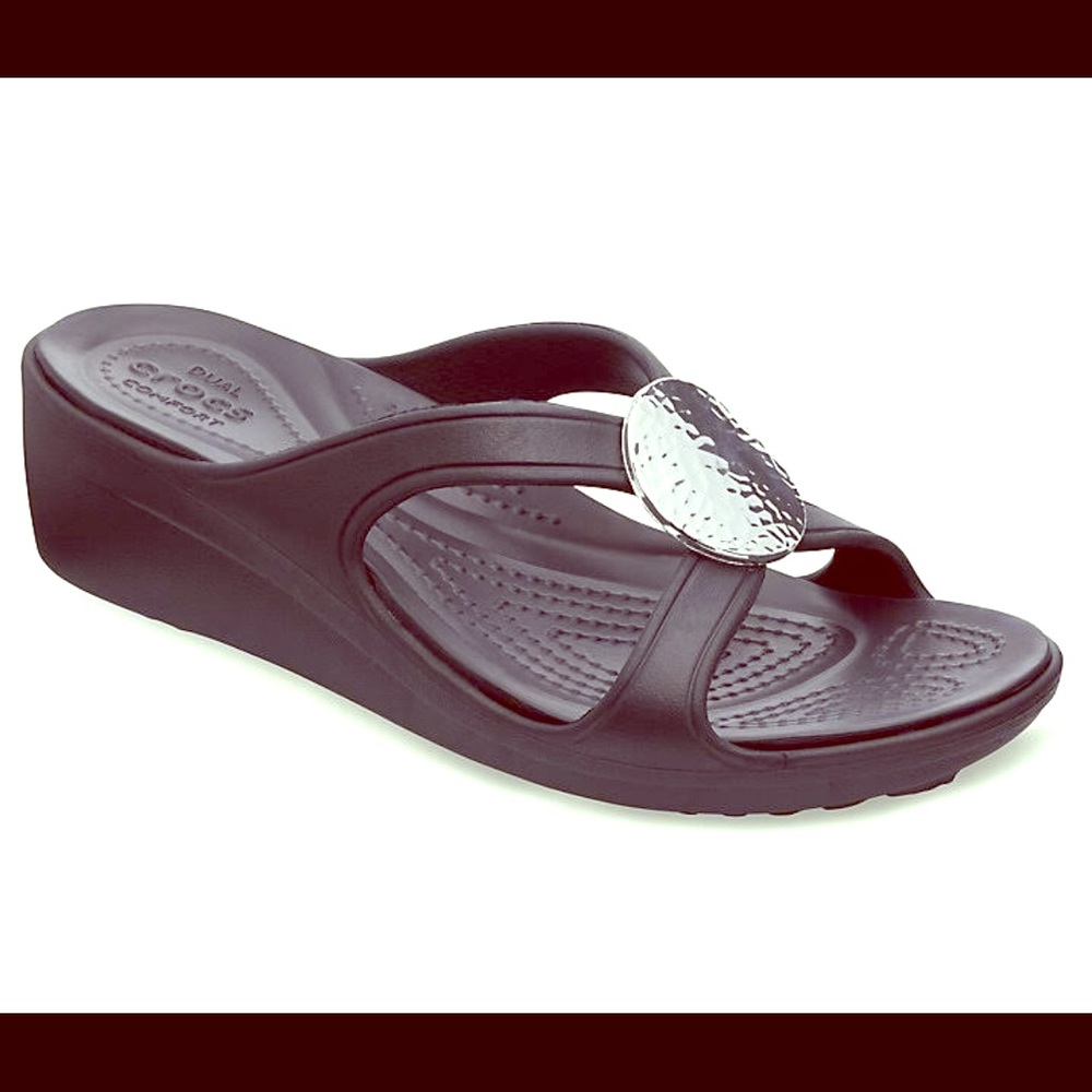 Sanrah Hammered Circle Wedge Sandal Crocs